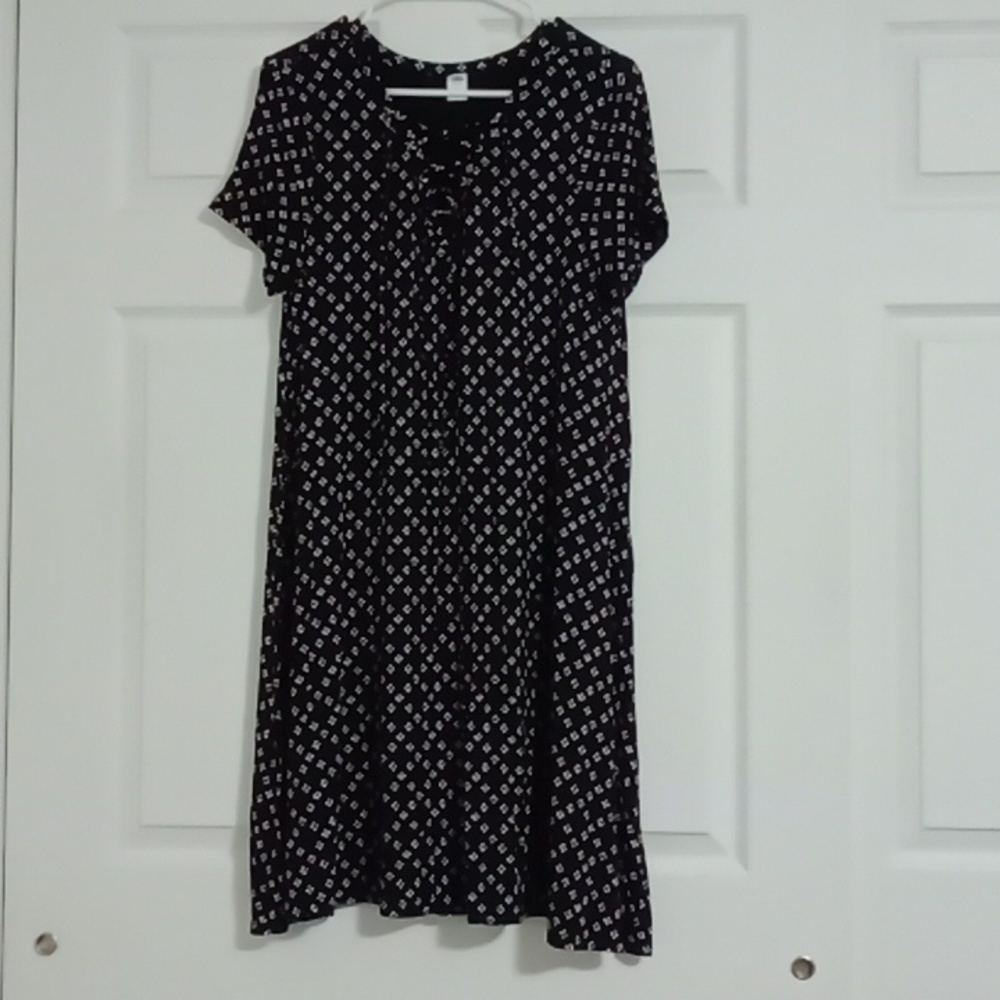 #218 Old Navy Black and White Women's V-Neck dress. Size: Large - Picture 1 of 8